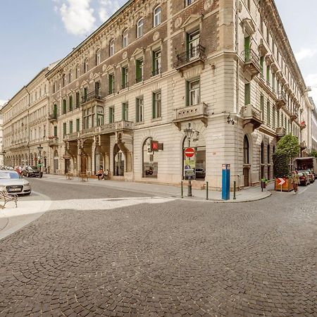 Experience City Nightlife From A Sleek Lavish Pad Leilighet Budapest Eksteriør bilde