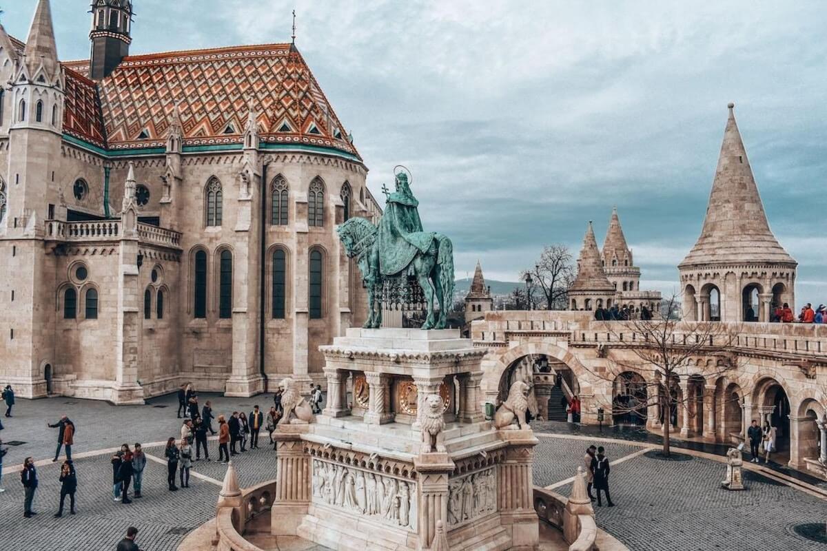 Experience City Nightlife From A Sleek Lavish Pad Leilighet Budapest Eksteriør bilde