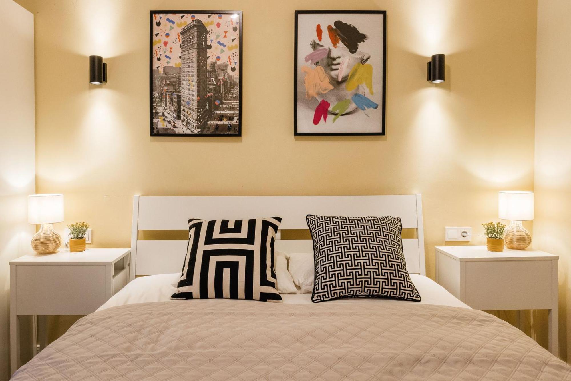 Experience City Nightlife From A Sleek Lavish Pad Leilighet Budapest Eksteriør bilde