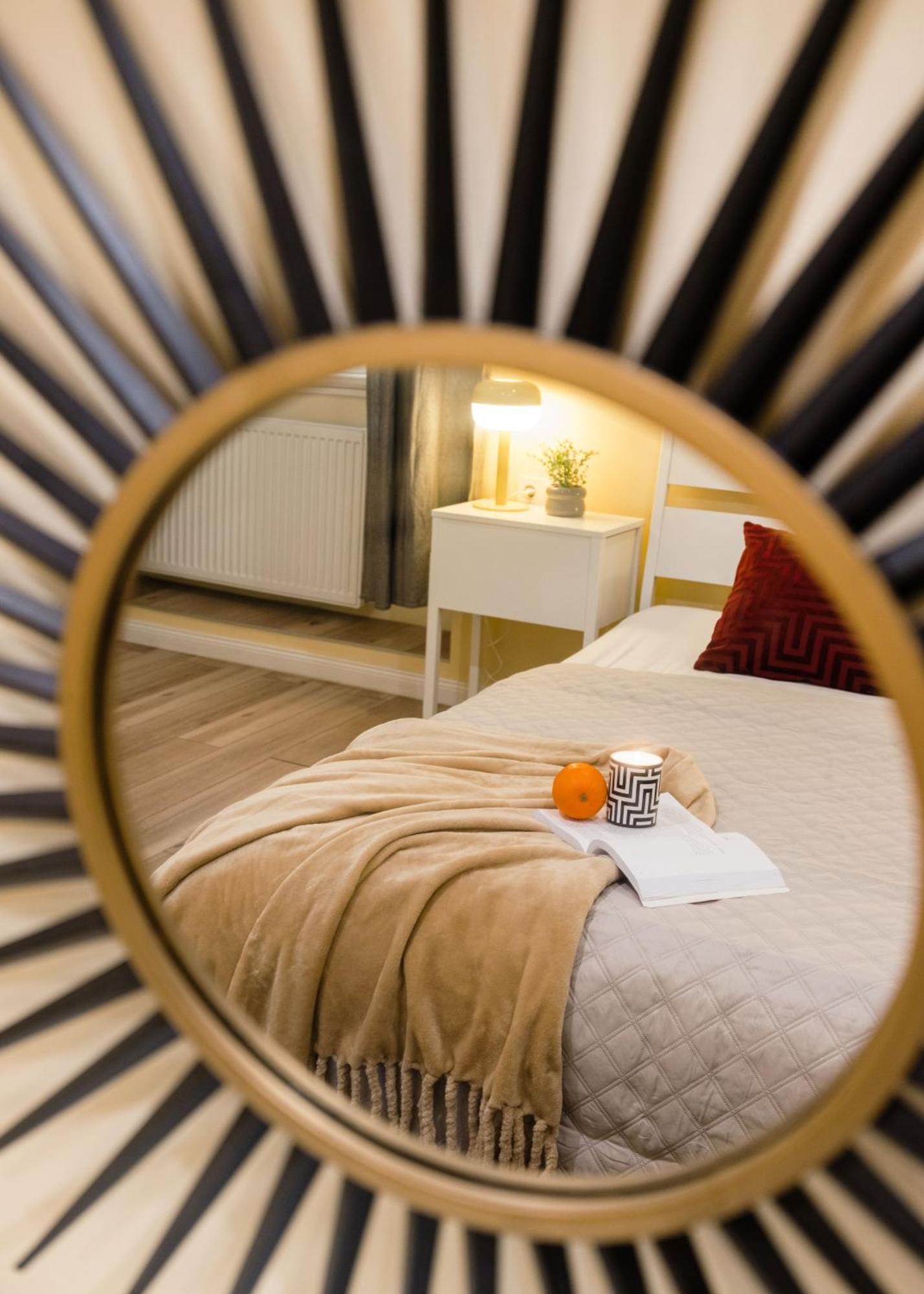 Experience City Nightlife From A Sleek Lavish Pad Leilighet Budapest Eksteriør bilde