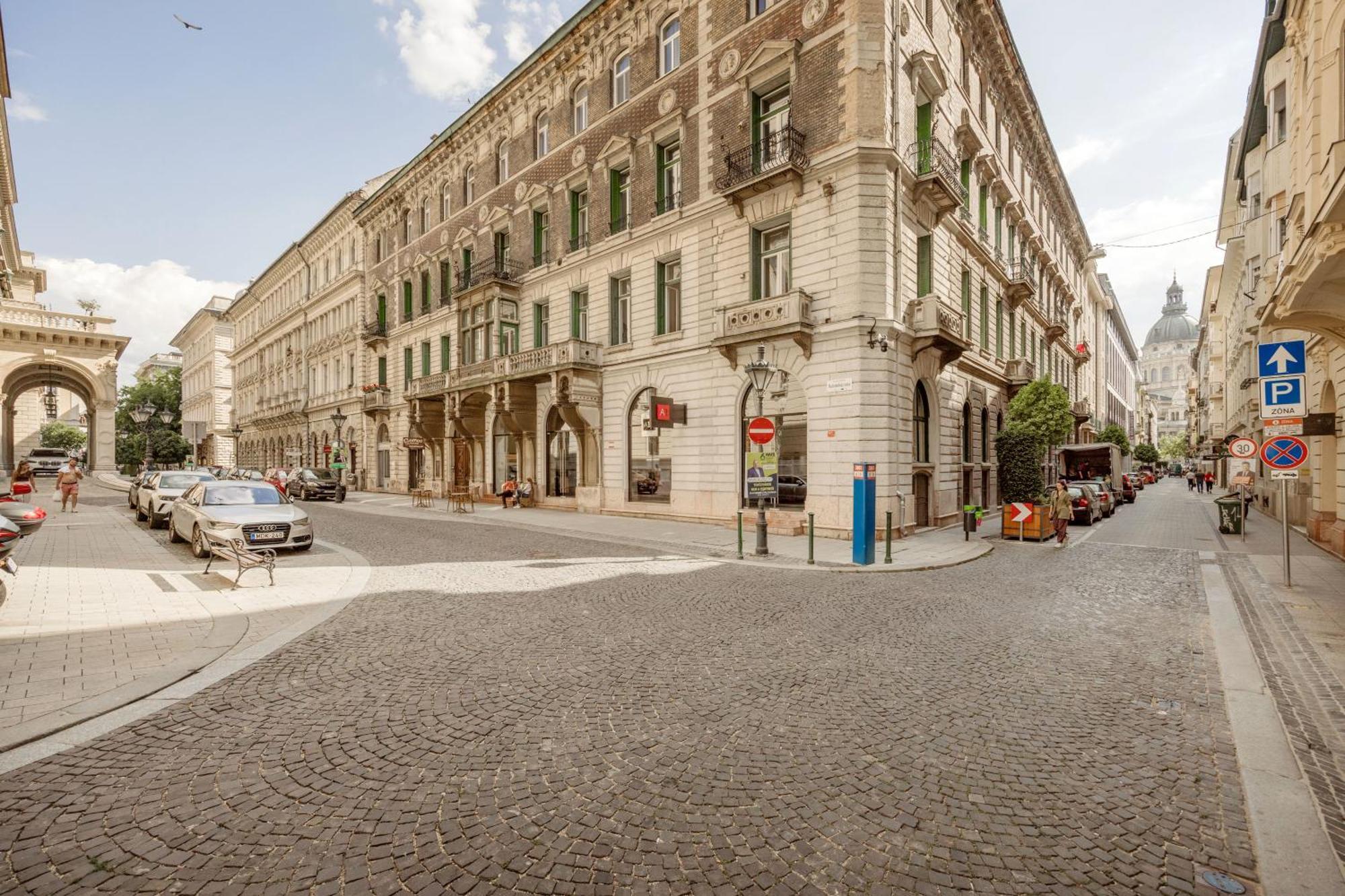 Experience City Nightlife From A Sleek Lavish Pad Leilighet Budapest Eksteriør bilde